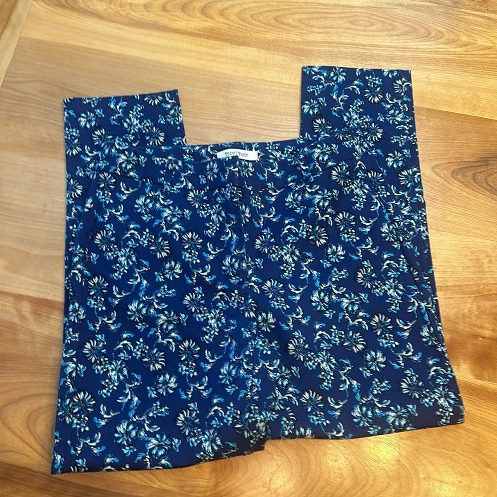 White House black market floral slim ankle - Picture 4 of 7